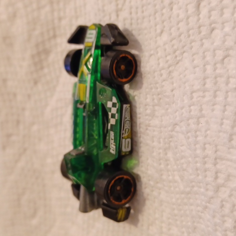 Mattel Arrow Dynamics 2012 Hot Wheels #6 Green Yellow Race Car Malaysia Red Line